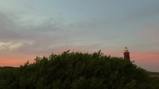 Поки Сутінки Осідають Цей Панорамний Знімок Захоплює Силует Маяка Стоїть — стокове відео