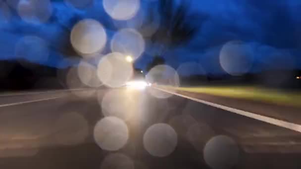 このタイムラプス映像は ナイトドライブのダイナミックなエッセンスをキャプチャし 旅行の動きのためにライトが線に伸びます ストリートライトとヘッドライトが明るいストリークの交響曲に融合 — ストック動画