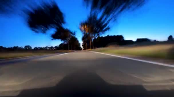 ヴェロシティ このダイナミックな映像は 夕暮れのようにオープンロードの爽快な速度感をキャプチャします モーションブラーは 車両の急速な動きを伝達し 周囲が過去に通り過ぎている — ストック動画