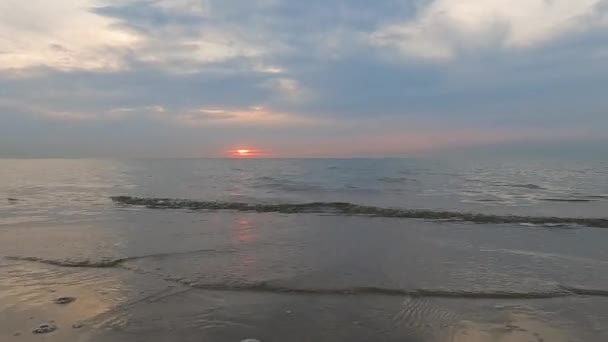 这段录像包含了海滨一天的和平结局 在那里 太阳的最后一缕滑落在平静的海洋的地平线之下 淡淡的天空反射在水面上 形成了一个 — 图库视频影像
