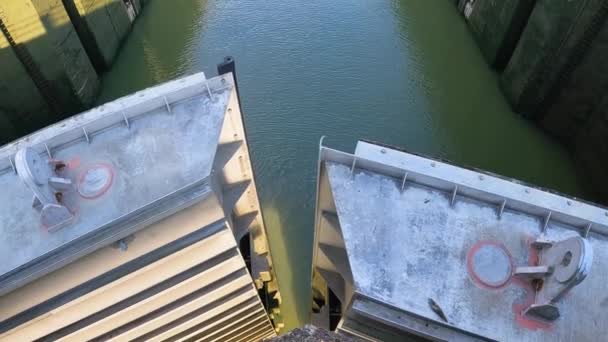 这段视频详细介绍了船闸的巨大闸门 展示了控制船舶航行水流所需的工程精确度 坚固的金属结构 — 图库视频影像