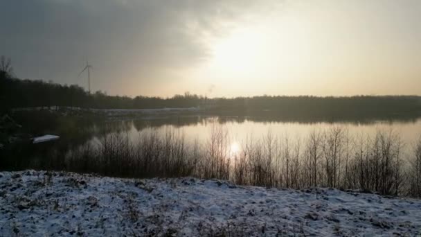 Filmagem Drone Captura Beleza Serena Uma Manhã Inverno Lado Lago — Vídeo de Stock