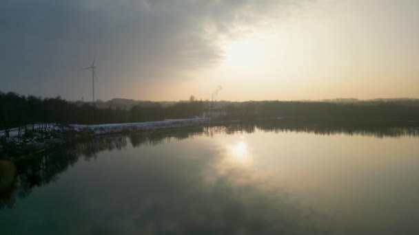 Nagranie Drona Rejestruje Pogodny Zimowy Zachód Słońca Złotymi Odcieniami Słońca — Wideo stockowe