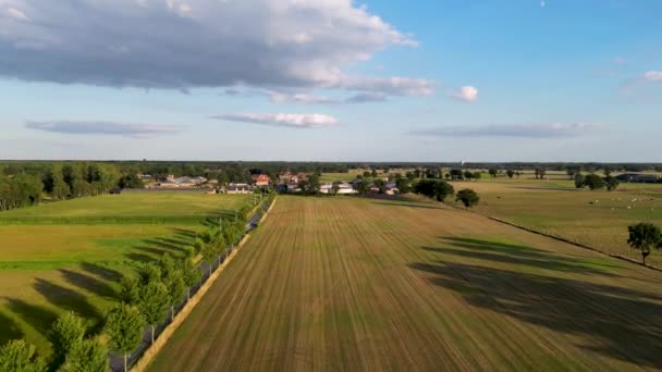 Drone Glisse Doucement Sur Paysage Rural Pittoresque Tandis Que Soleil — Video