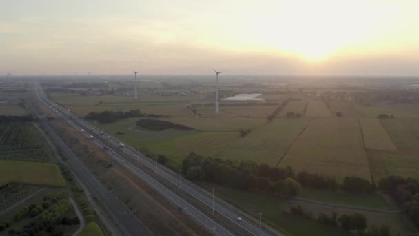 Gün Ağarırken Drone Görüntüsü Yoğun Bir Otoyolda Güneşin Doğuşunu Arka — Stok video