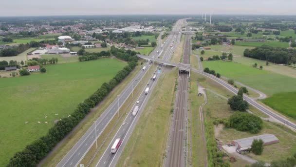这段无人驾驶飞机的视频提供了布莱希特繁忙的E19安特卫普布雷达高速公路的全景 在茂密的绿地背景下 多条车道通畅通畅通畅 — 图库视频影像