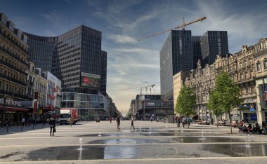 De Brouckere Meydanı, Brüksel 'in hareketli enerjisinin bir kanıtı olarak duruyor. Şehrin kalp atışları modern yapılar ve kentsel hareketlerle çevrili bu canlı meydanda yakalanır.