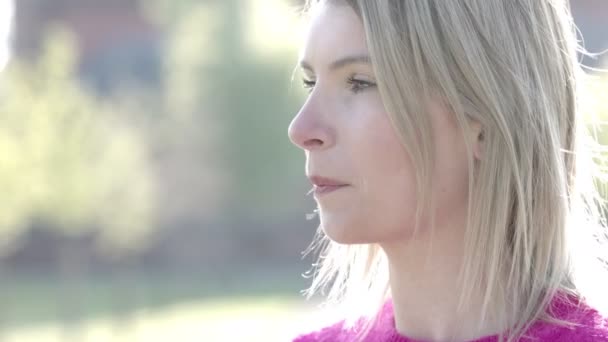 Tyto Záběry Ukazují Detailní Profil Mladé Ženy Ztracené Rozjímání Její — Stock video