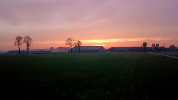 Evocative Footage Captures Warmth Tranquility Sunset Descending Rural Farmland Landscape — Stock Video