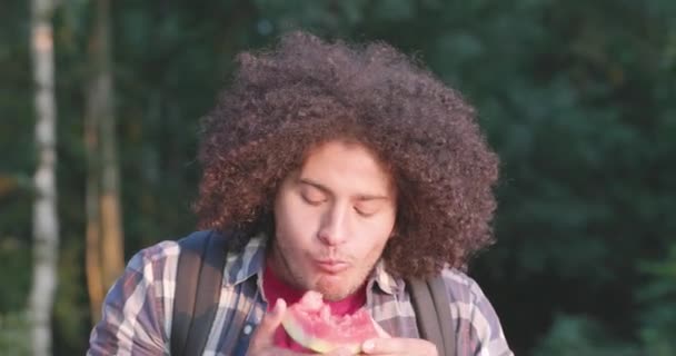 Acest Clip Prezintă Tânăr Bărbat Nord African Păr Cret Încântându — Videoclip de stoc