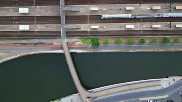 このドローン映像は ハレ駅近くの川に平行して走る鉄道トラックの構造的な調和を捉えている 輸送モードの収束 片側のプラシッド水路と — ストック動画