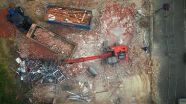 Yukarıdan çekilen bu drone görüntüleri, geri dönüşüm için malzemelerin sıralandığı bir hurdalığın organize kaosunu ortaya çıkarıyor. Görüntü, enkaz yığınlarının arasında ağır makineleri gösteriyor.