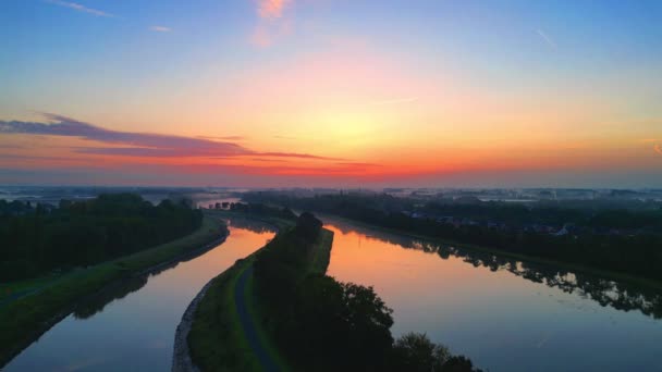 Diese Atemberaubende Drohnenaufnahme Fängt Die Ruhige Schönheit Eines Flusses Morgengrauen — Stockvideo