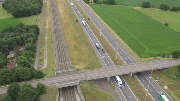 这段无人驾驶的视频记录了高速公路在穿过周围宁静的乡村时的繁忙活动 交通的稳定流动与宁静的绿地之间的反差 — 图库视频影像