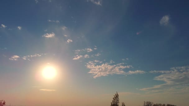 Záběry Bezpilotního Letounu Zachycují Vznešenou Krásu Oblohy Zatímco Slunce Zářivě — Stock video