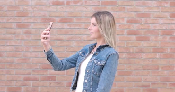 Tomto Záběru Mladá Žena Stylové Džínové Bundě Zachycující Selfie Strukturované — Stock video
