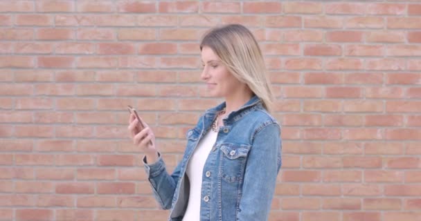 Dieser Sequenz Ist Eine Junge Frau Einer Trendigen Jeansjacke Sehen — Stockvideo