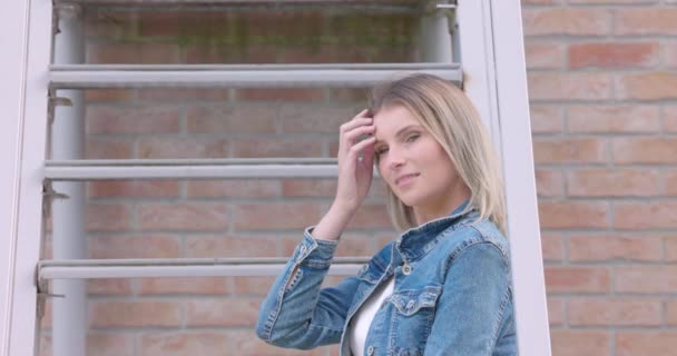 Dieses Filmmaterial Fängt Eine Nachdenkliche Junge Frau Klassischer Jeansjacke Ein — Stockvideo