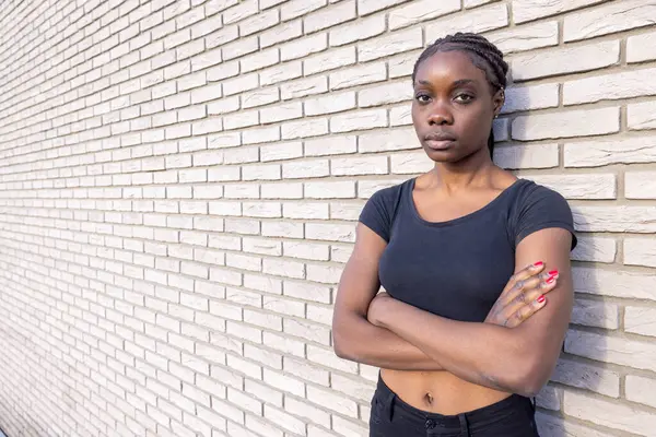 Dit Krachtige Portret Vangt Een Jonge Zwarte Vrouw Die Stevig Stockafbeelding