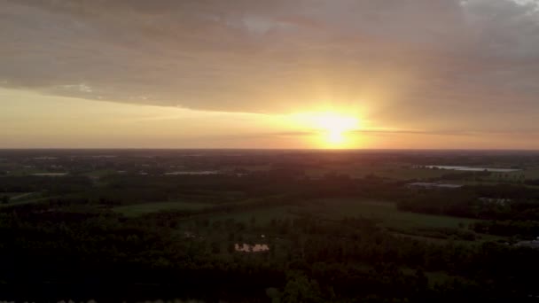 Esta Impresionante Filmación Drones Captura Majestuosidad Una Puesta Sol Mientras — Vídeos de Stock