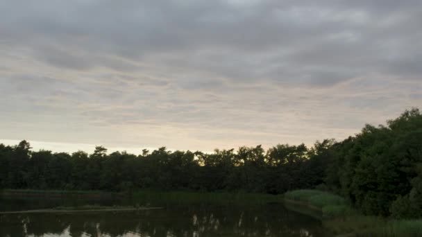 这段令人联想起的无人机镜头捕捉了黄昏来临时湖面的宁静时刻 水面静止不动 映照着天空的纹理 云彩在上面形成了一个挂毯 预示着即将到来 — 图库视频影像