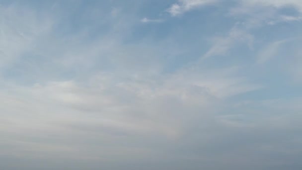 Пленительные Кадры Показывают Спокойное Небо Сумерках Мягкими Облаками Плавно Дрейфующими — стоковое видео