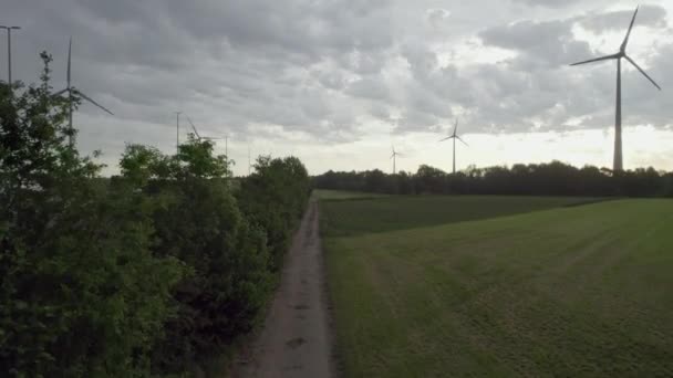 Esta Filmagem Apresenta Uma Série Turbinas Eólicas Elevando Lado Rodovia — Vídeo de Stock
