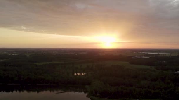 Drónfelvételen Gyönyörű Kilátás Tárul Elénk Meleg Naplementére Amely Arany Ragyogását — Stock videók