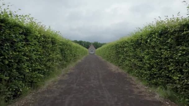 Drone Footage Offers Mesmerizing Flight Secluded Pathway Leading Charming Chapel — Stock Video