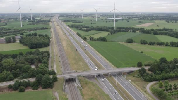 Detta Flygbilder Fångar Essensen Hållbar Transit Med Höga Vindkraftverk Som — Stockvideo