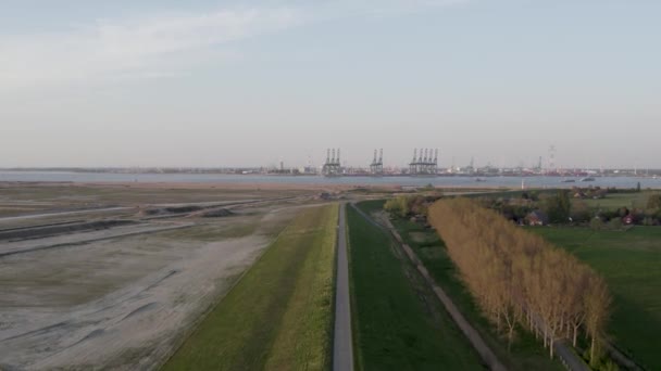 2023年6月9日 比利时安特卫普 在傍晚时分捕捉到了这一鱼群的画面 它提供了安特卫普港口巨大的工业园区的空中景观 作为白天的风力 — 图库视频影像