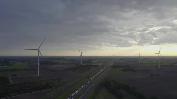 Měkkém Světle Úsvitu Zachycuje Tento Záběr Majestátní Přítomnost Větrných Turbín — Stock video