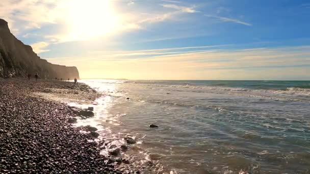 Кадры Показывают Безмятежную Красоту Галечного Пляжа Величественными Скалами Возвышающимися Над — стоковое видео