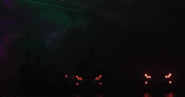 Кадры Погружают Зрителя Яркое Электрическое Волнение Бамперов Ночной Ярмарке Вспышки — стоковое видео