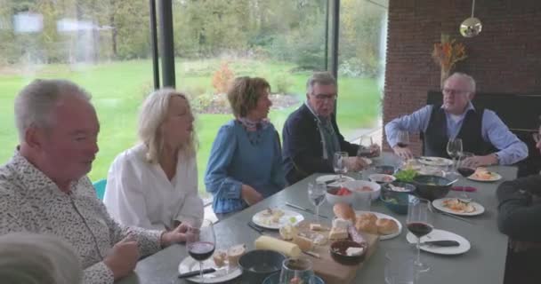 Filmen Fångar Ett Spänt Ögonblick Elegant Middagsbjudning Där Två Män — Stockvideo