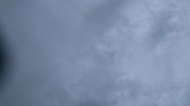 Bu hızlandırılmış çekim, kara ve uğursuz bulutların gökyüzünde toplanıp çalkalanışırken derin düşüncelere dalan yoğunluğunu yakalıyor. Evrimleşen şekiller, ışık ve gölge oyunları dramatik ve...