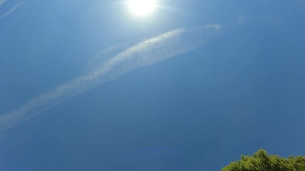 Tyto Záběry Zachycují Oslnivý Sluneční Paprsek Pronikající Jasnou Azurovou Oblohou — Stock video
