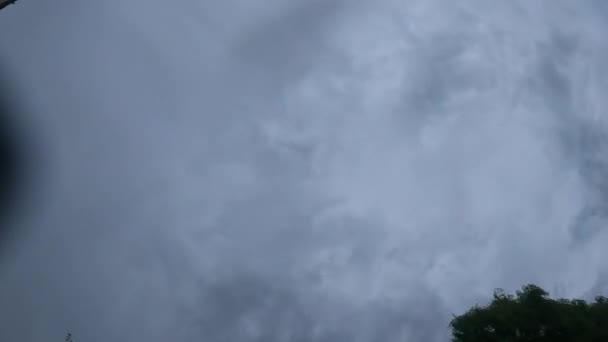 Questo Drammatico Filmato Cattura Momento Intenso Mentre Minacciose Nuvole Tempesta — Video Stock