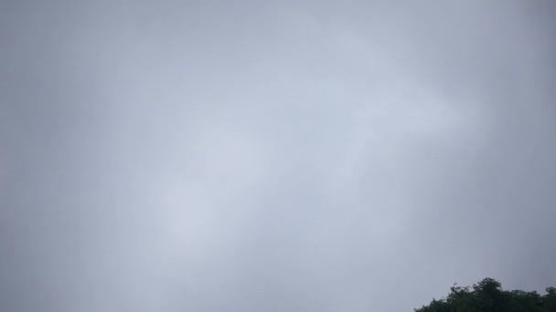 Запись Запечатлевает Мрачную Красоту Пасмурного Неба Равномерным Одеялом Серых Облаков — стоковое видео