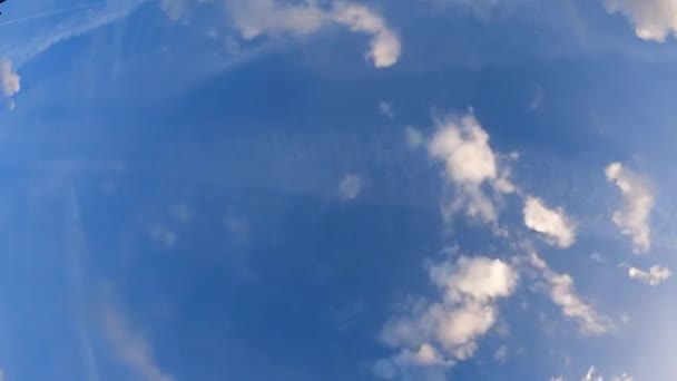 Görüntülerde Engin Masmavi Bir Gökyüzünde Sürüklenen Dağınık Beyaz Bulutların Güzel — Stok video