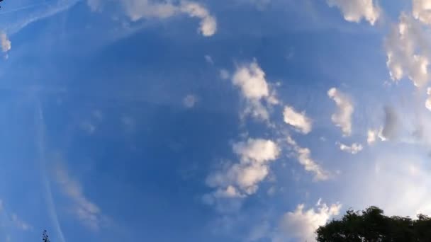 このタイムラプス映像は 鮮やかな青空を横切る雲のダイナミックなダンスを捉えています 空の静的な背景とは対照的に雲の急速な動きは魅了を提供します — ストック動画