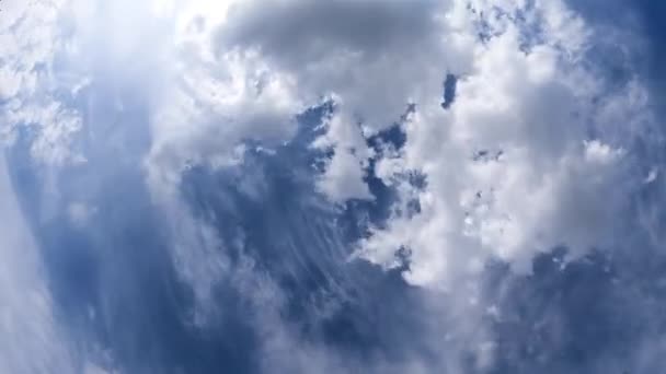 この魅惑的な映像は 柔らかい累積雲と微妙な円錐雲が絡み合っている空の広大な景色を示しています 明るい青空に向かって雲の舞いがダイナミックに — ストック動画