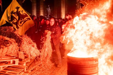 Turnhout, Antwerp, Belçika, 28 Ocak 2024 'te bu yoğun görüntü Turnhout, Belçika' daki çiftçilerin şenlik ateşinin saman ve ahşap paletlerle beslendiği protestolarından.