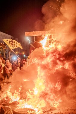 Turnhout, Antwerp, Belçika, 28 Ocak 2024 'te, bu görüntü, Belçika' nın Turnhout kentindeki Nitrojen Anlaşması 'na karşı düzenlenen protestodaki kargaşanın yakın planıdır. Ateş baskın gelir.