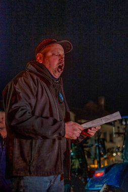 Turnhout, Antwerp, Belçika, 28 Ocak 2024 'te, Belçika, Turnhout' ta protesto yapan çiftçilerin sancılarında, bu görüntü, bir çiftçinin tutkulu bir şekilde konuşma yaptığı dokunaklı bir anı yakalıyor.