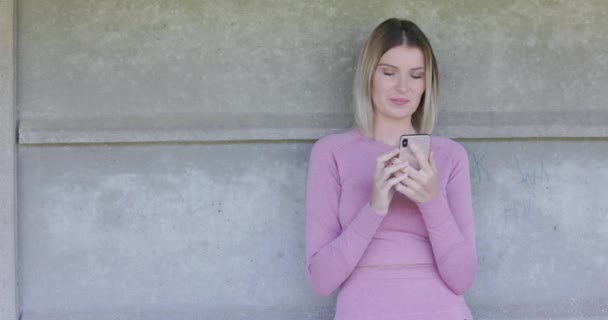 Nagranie Przedstawia Młodą Kobietę Stylowej Różowej Sukience Używającą Smartfona Pod — Wideo stockowe