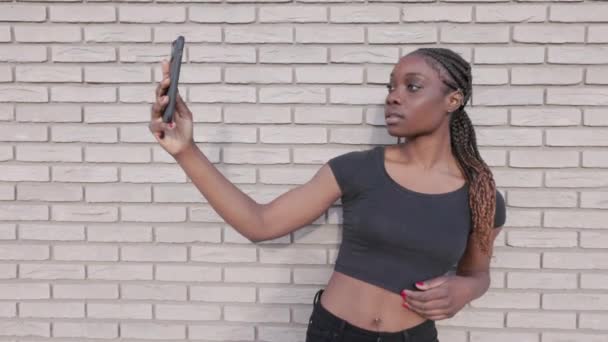 Stok Görüntülerde Atletik Giyinmiş Sağlıklı Genç Bir Kadın Beyaz Bir — Stok video