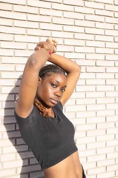 Dit Portret Wordt Een Jonge Afrikaanse Vrouw Gevangen Genomen Tegen Stockfoto