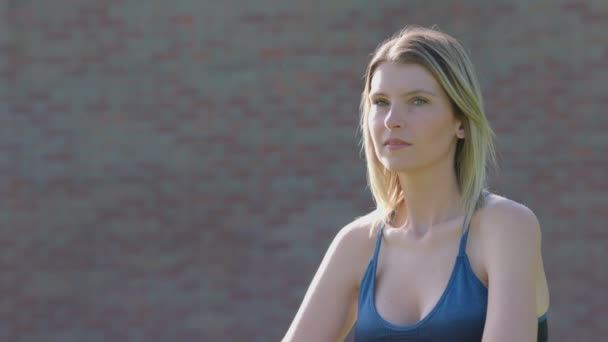 Dieses Hochauflösende Filmmaterial Zeigt Eine Junge Frau Sportlicher Kleidung Die — Stockvideo