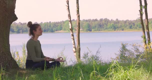 Denne Inspirerende Slow Motion Optagelser Forestiller Kvinde Nyder Øjebliks Mindfulness – Stock-video